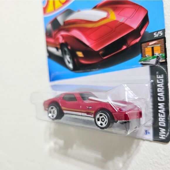 Hotwheels Red Corvette Stingray - Picture 4 of 5